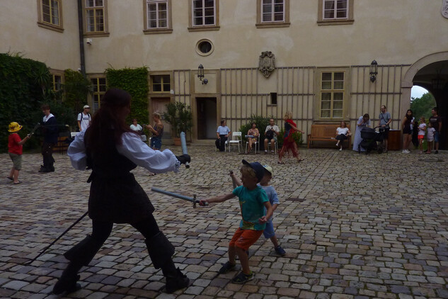 Děti se učí šermovat | © Státní zámek Mníšek pod Brdy